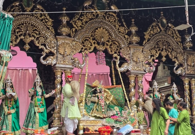 हरियाली तीज पर बांकेबिहारी के झूला दर्शन को उमड़ा आस्था का सैलाब, 80वीं बार स्वर्ण-रजत हिंडोले पर विराजे ठाकुरजी