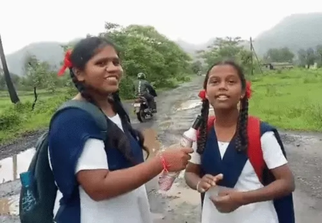छतरी को माइक बना, छात्राओं की मजाकिया रिपोर्टिंग वायरल, विधायक ने रातों-रात भरवाए गड्ढे