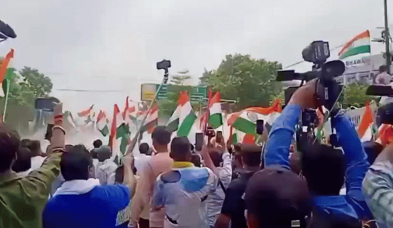 RJD कार्यकर्ताओं पर चला वाटर कैनन तो करने लगे डांस, तेजस्वी, बोले- सरकार चाहे गोली चलवाए या जेल भेजे, हम रुकने वाले नहीं