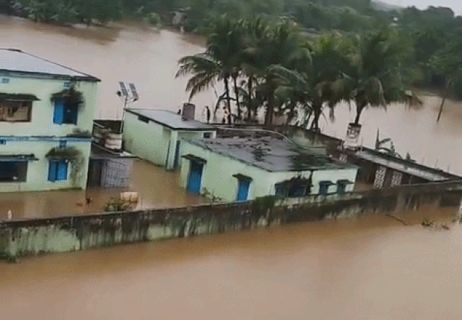 ओडिशा के सरकारी स्कूल में 312 छात्र और 10 शिक्षक दो दिन से फंसे, 10 फीट पानी में डूबा...