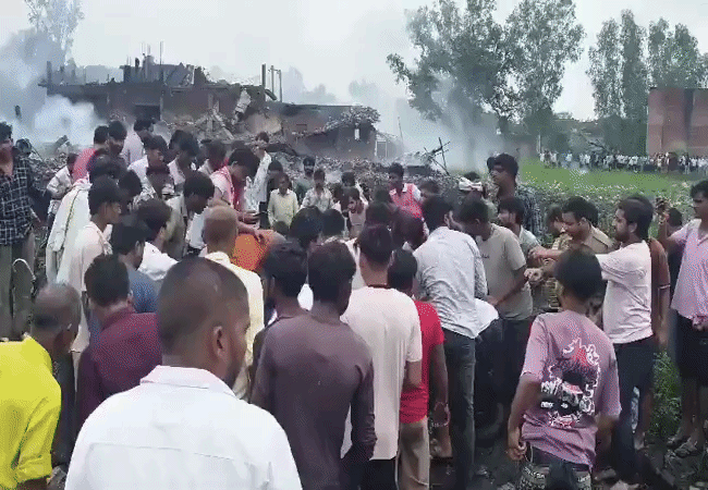 Video-कौशांबी में पटाखा फैक्ट्री में विस्फोट, पांच की मौत और 15 झुलसे, 7 घर गिरे