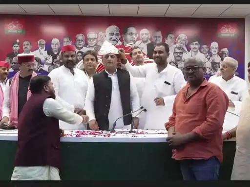 बसपा छोड़ सपा में पहुंचे मयंक द्विवेदी, क्या ब्राह्मण वोट बनेगा सपा का नया आधार?