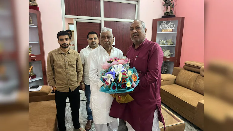 लखनऊ :बीजेपी से नाराजगी के बीच माता प्रसाद से मिले संजय निषाद, क्या बदलेंगे पाला?
