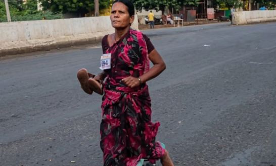 Success Story : उजाले की एक किरण बनी मां के जज्बे की मिशाल, बेटियों की फीस जुटाने के लिए नंगे पांव मैराथन दौड़ी 47 साल की मां, रचा इतिहास