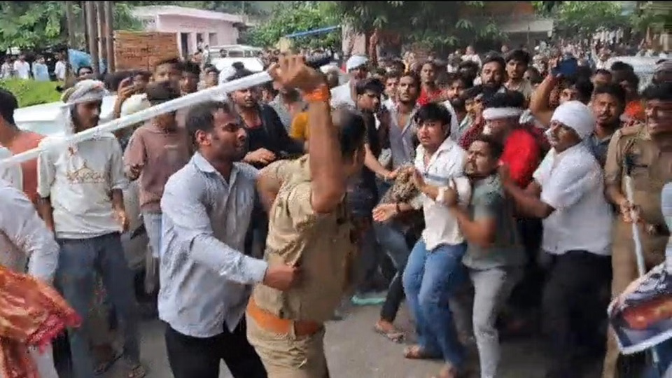 ACP रोकते रहे, लेकिन इंस्पेक्टर की लाठी चलती रही! आगरा में यूजीसी नियमों के विरोध प्रदर्शन पर बवाल..
