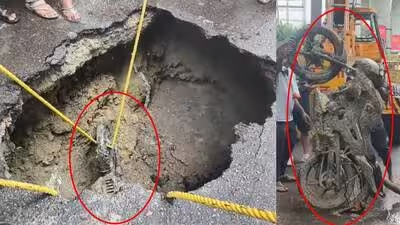 बारिश ने खोली सड़कों की पोल, लखनऊ यूनिवर्सिटी के सामने गहरे गड्ढे में बाइक समेत गिरा युवक