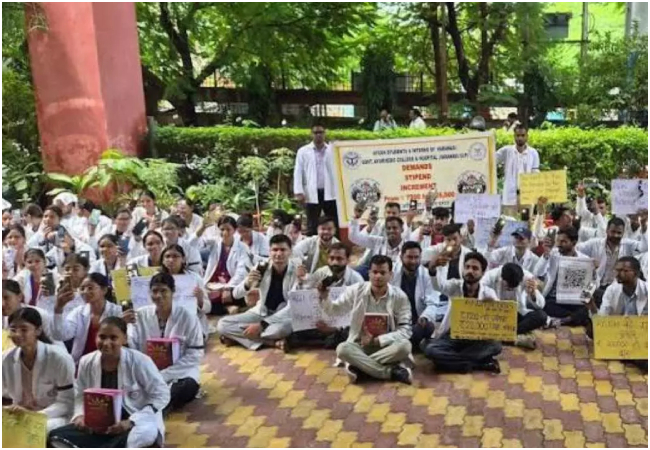 AYUSH Intern Doctors Protest : आयुष इंटर्न डॉक्टरों का डिप्टी CM बृजेश पाठक के आवास पर प्रदर्शन, बोले-2011 से नहीं बढ़ा स्टाइपेंड