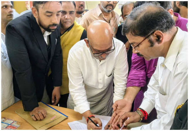 अजय राय ने सीएम योगी के खिलाफ दायर किया मानहानि का मुकदमा, मछली खाने के आरोप से आहत पहुंचे सिविल कोर्ट