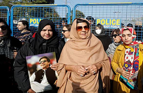 Pakistan : इमरान खान की बहन अलीमा खान गिरफ्तार , PTI ने की निंदा