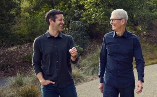 Apple's John Ternus : जॉन टर्नस ने संभाला एप्पल के सीईओ का पदभार , एआई रणनीति है सबसे बड़ी चुनौती
