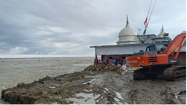 बाराबंकी में उफनाई सरयू नदी में मस्जिद का बड़ा हिस्सा समाया, अब बाबा नारायण दास धाम पर खतरा, सीएम योगी ने दिए ये निर्देश