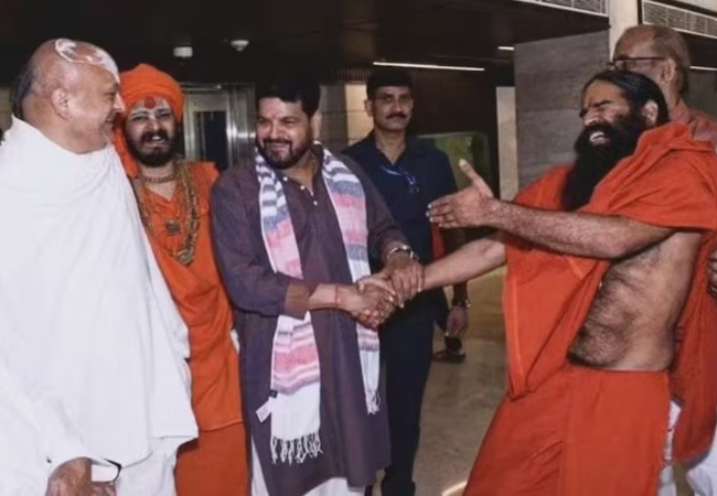 बृजभूषण शरण सिंह और बाबा रामदेव के बीच संतों की मध्यस्थता से गिले-शिकवे दूर, चार साल से चल रहा पुराना विवाद खत्म