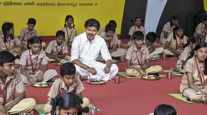 Tamil Nadu :  CM सीएम विजय ने किया ब्रेकफास्ट योजना का विस्तार ,  छात्रों को खुद परोसा नाश्ता