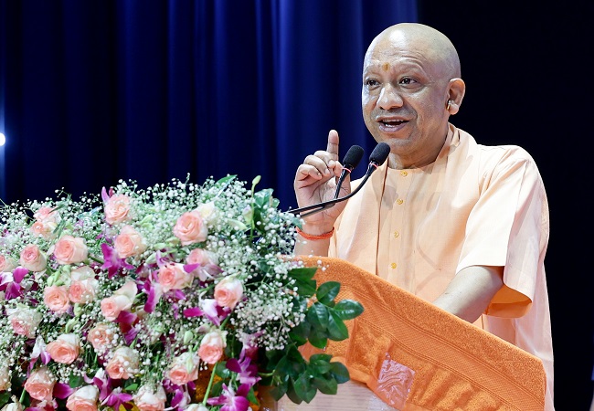 यूपी अब नागरिक सीना तानकर और माफिया सिर झुकाकर चलता है, नए स्लोगन के साथ गिरगिट की तरह रंग बदल रही सपा : सीएम योगी