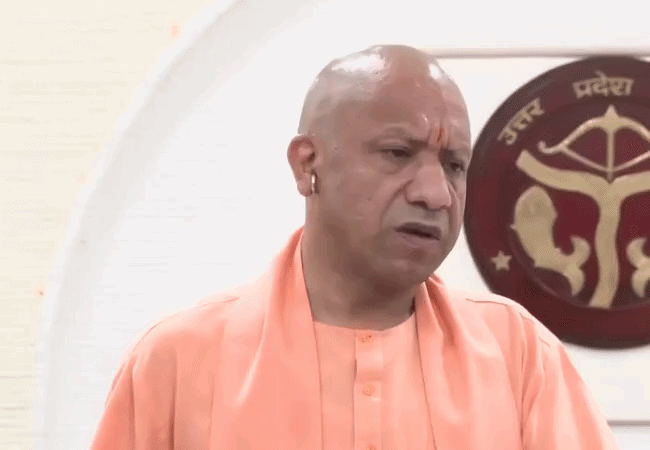 ECI मतभेद के बीच CM योगी का विपक्ष पर जोरदार पलटवार, बोले- कांग्रेस हर साजिश का हिस्सा