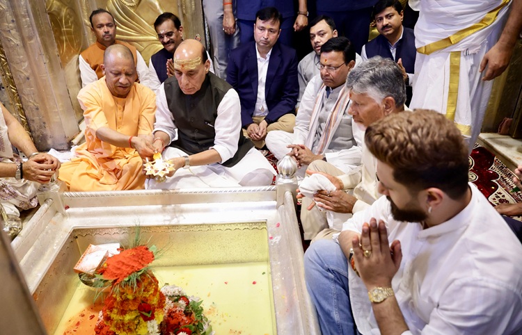 पीएम मोदी के जन्मदिन पर वाराणसी पहुंचे सीएम योगी से लेकर रक्षामंत्री राजनाथ सिंह, 'सेवा संकल्प अभियान' का किया शुभारंभ