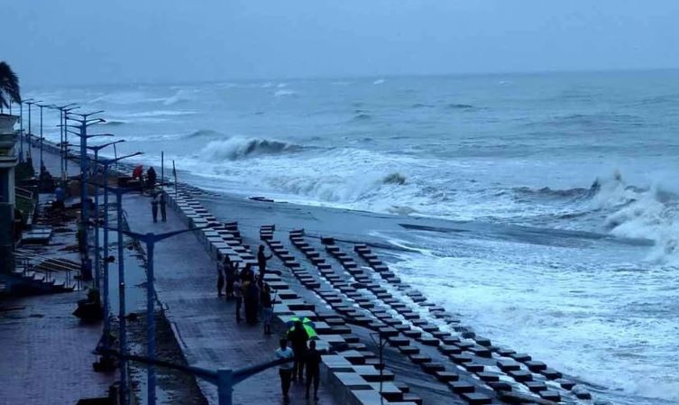 Cyclone Arnab : चक्रवात अर्नब का खतरा, भारी बारिश के आसार के बीच ओडिशा में स्कूल बंद