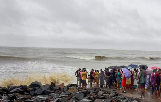 Deep Depression Landfall Kalingapatnam : रात में कलिंगपट्टनम के पास लैंडफॉल करेगा डीप डिप्रेशन , तूफानी बारिश का अलर्ट