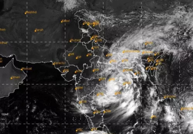 चक्रवात अर्नब ने पलटा मौसम, यूपी की राजधानी लखनऊ में लगातार हो रही है बारिश, सीएम योगी, बोले- 24 घंटे में दो मुआवजा