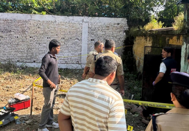 Dehradun News : पत्नी को मारी गोली मारकर फिर पुलिस को किया फोन, बोला-मैंने हत्या कर दी, वारदात के बाद पति फरार