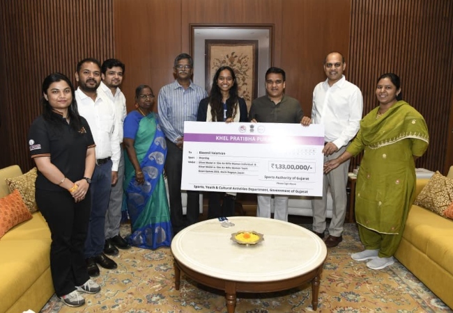 1.33 करोड़ रुपये का चेक देकर शूटर इलावेनिल को गुजरात सरकार ने किया सम्मानित, एशियन गेम्स में जीता है डबल सिल्वर
