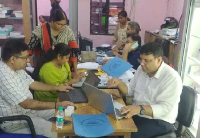 FSDA ने 15 मेडिकल कॉलेजों की फार्मेसी की औचक जांच, 15 निर्माता फर्मों के 49 सीएंडएफ, स्टॉकिस्ट व डिस्ट्रीब्यूटर को थमाया नोटिस