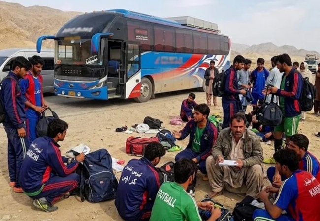 पाकिस्तान में फुटबॉल टीम से गनपॉइंट पर लूट, बस रोककर फोन-नकदी और अन्य कीमती सामान छीने
