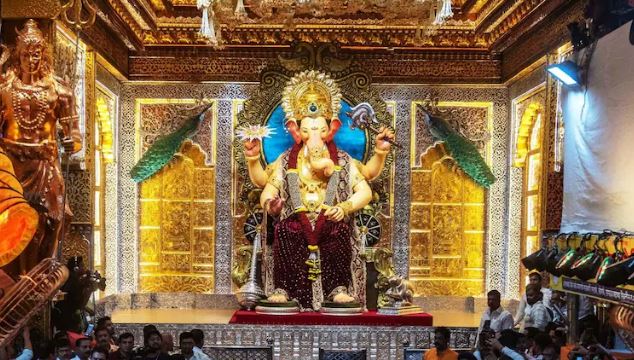 Ganesh Chaturthi 2026 : भगवान गणेश को अर्जी लगाने यहां आते लाखें भक्त, भारत के 5 सबसे मशहूर गणपति पंडाल