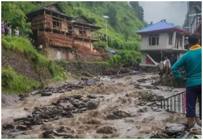 हिमाचल प्रदेश में कुदरत का कहर जारी, 7 जिलों में भारी बारिश का अलर्ट, 200 से ज्यादा सड़कें बंद