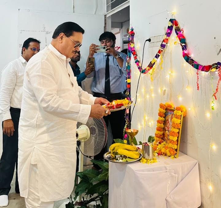 विश्वकर्मा जयंती पर राजीव गांधी कॉलेज ऑफ फार्मेसी में पूजा-अर्चना, मेधावी विद्यार्थी सम्मानित