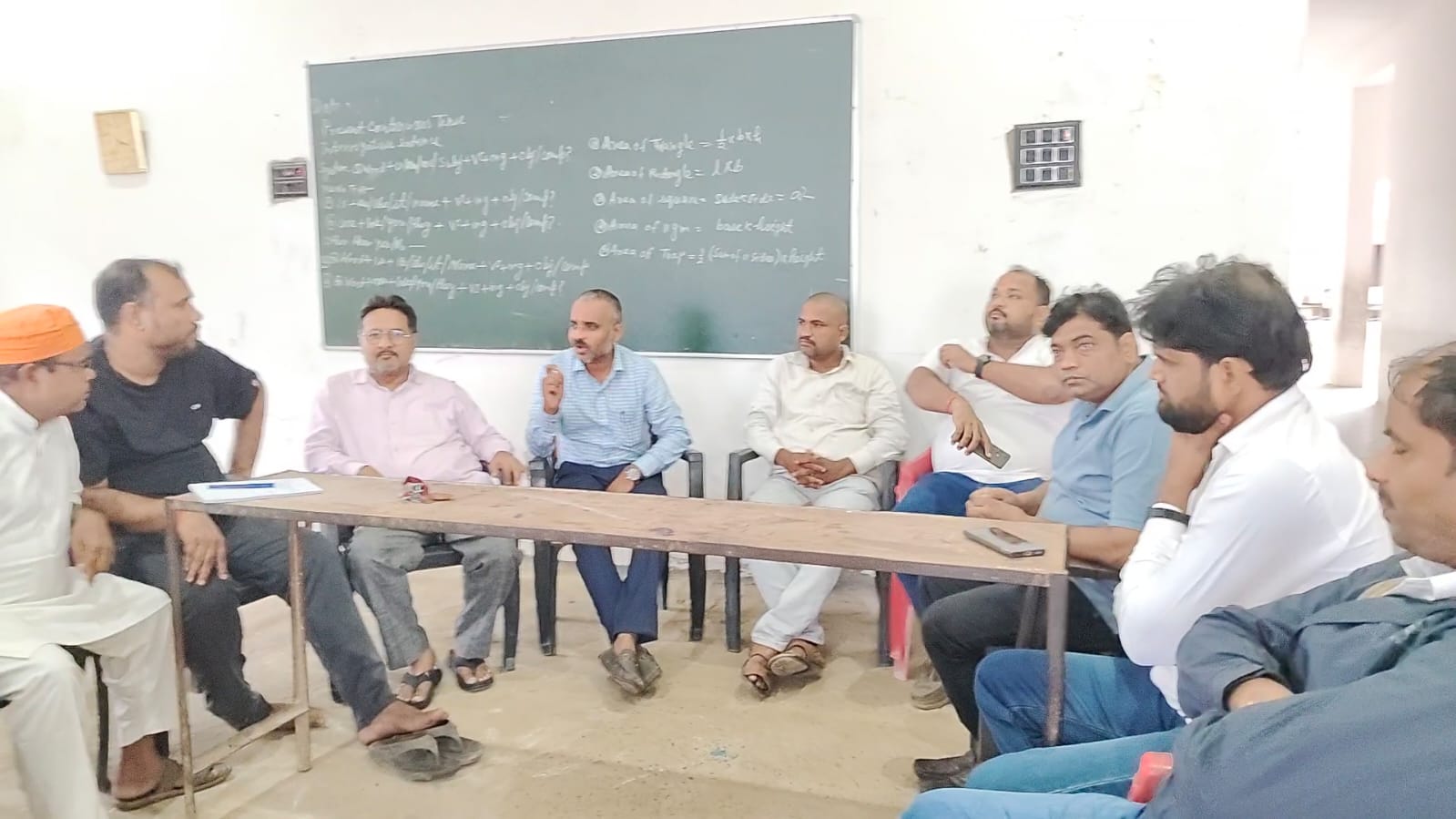 विधायक ऋषि त्रिपाठी के समर्थकों की बैठक, विकास कार्यों को जन-जन तक पहुंचाने की बनी रणनीति