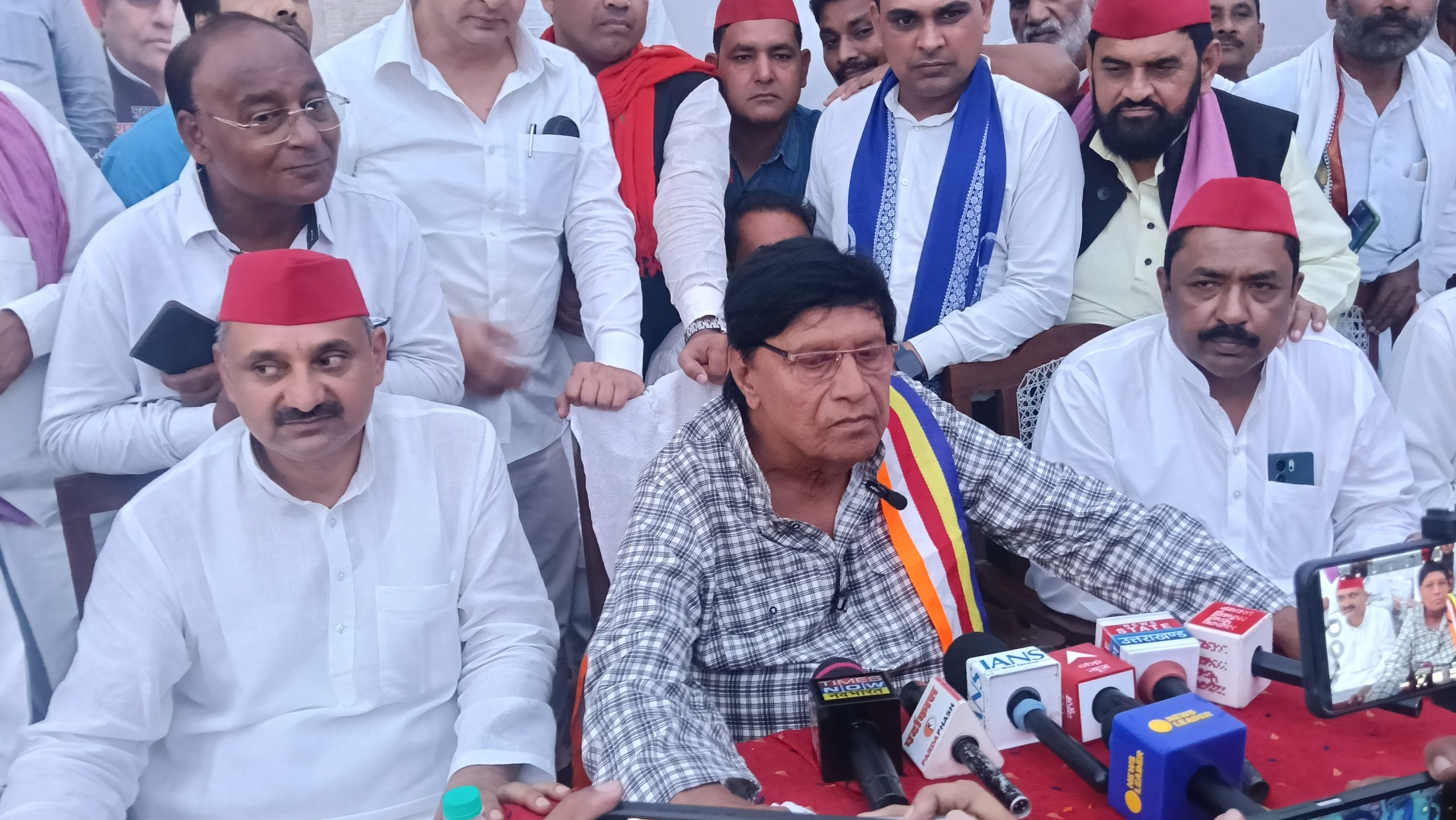 सपा से राज्यसभा सांसद रामजी लाल सुमन, कांग्रेस सांसद इमरान मसूद पर हमलावर, अपनी हैसियत और मर्यादा को भूल रहे हैं, ऐसे बयान गठबंधन के लिए ठीक नहीं है.