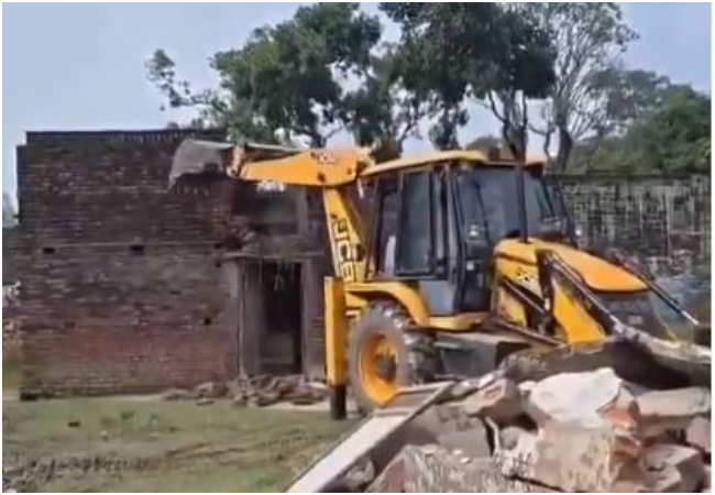 Lakhimpur Kheri News : बच्ची से रेप के आरोपी खलील के मकान पर चला बुलडोजर