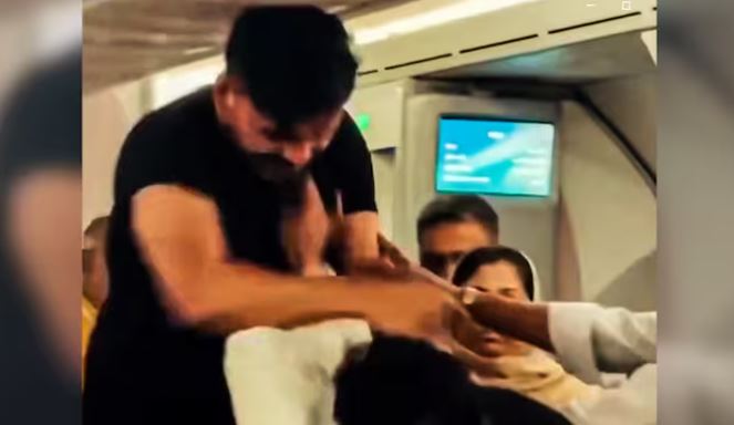 London-Dhaka flight altercation : लंदन से ढाका जा रही फ्लाइट में मारपीट,यात्रियों के बीच जमकर चले लात-घूंसे , देखें वीडियो