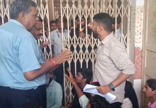 लखनऊ यूनिवर्सिटी में 4 गुना बढ़ी हॉस्टल फीस, अब 7 की जगह 27 हजार चुकाना होगा शुल्क, छात्रों ने कुलपति कार्यालय घेरा