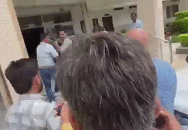 Video-राम मंदिर ट्रस्ट के CEO जितेंद्र मिश्रा ने मीडिया को दिखाए तेवर-बोले, सबको पहचान रहा हूं, दुबारा आने नहीं दूंगा