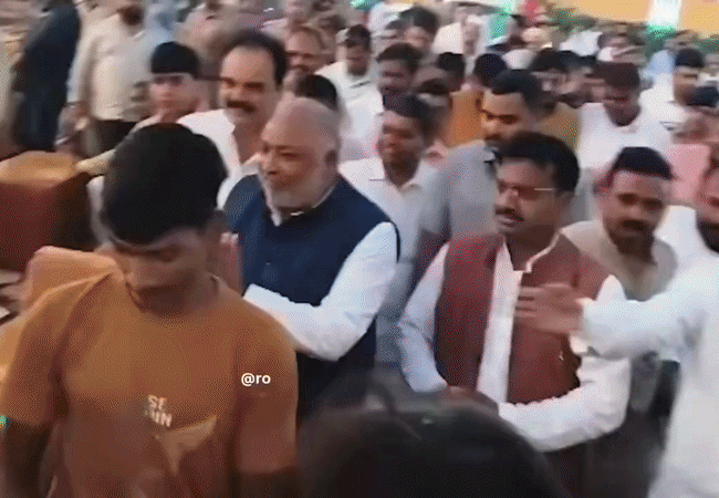 VIDEO VIRAL : जब यूपी के मंत्री दयाशंकर सिंह ने सपा सांसद अवधेश प्रसाद का पैर छूकर लिया आशीर्वाद... ,मामा-भांजे के रिश्ते का किया खुलासा