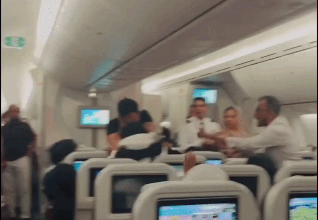 London-Dhaka flight altercation : लंदन से ढाका जा रही फ्लाइट में मारपीट,यात्रियों के बीच जमकर चले लात-घूंसे , देखें वीडियो