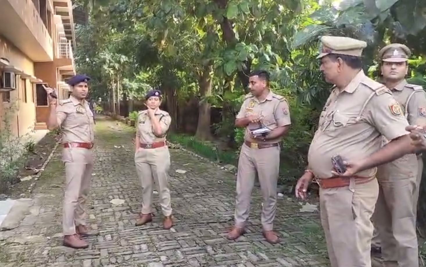 Varanasi Girls Hostel Accident : छत से गिरकर 17 साल की छात्रा अनामिका की मौत, वार्डन से विवाद की बात आई सामने