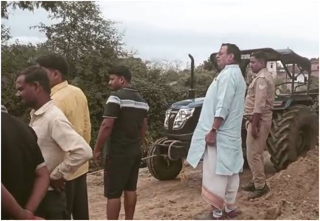 Video : मिर्जापुर बीजेपी विधायक रत्नाकर मिश्रा की कार कीचड़ में फंसी , ट्रैक्टर बुलाकर रस्सी के सहारे निकाला
