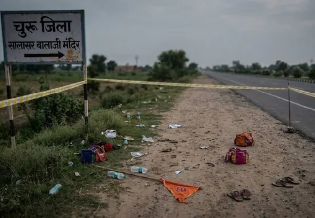 चूरू में सालासर सीकर रोड पर हादसा, पहले मंदिर पहुंचने की चाह में आगे निकले तीन श्रद्धालुओं को अज्ञात वाहन ने मारी टक्कर, मौत