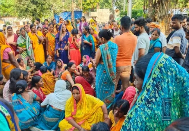 रोहतास में मूर्ति विसर्जन जुलूस पर हाइवा का कहर, 2 की मौत के बाद ग्रामीणों ने किया सड़क जाम
