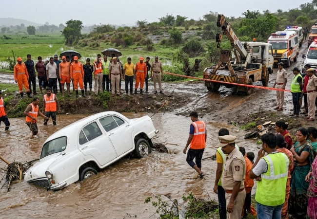 मध्य प्रदेश के आगर-मालवा में दर्दनाक हादसा, बरसाती नाले में बही कार, 3 बच्चों समेत 8 की मौत