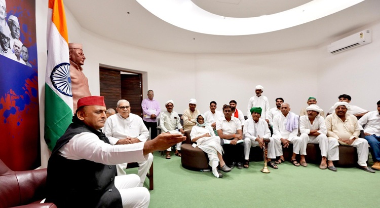 भाजपा सरकार में किसानों को कभी नहीं मिल पाया समय पर खाद-बीज, 10 वर्षों से किसानों को दे रहे धोखा: अखिलेश यादव