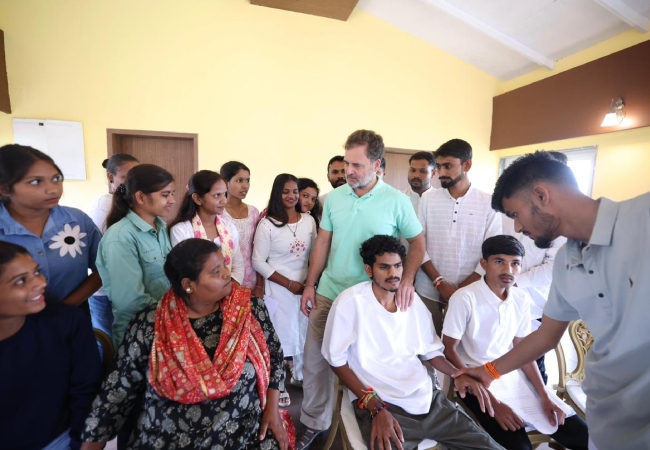 राहुल को आदिवासी छात्रों ने बताई अपनी समस्याएं, नेता प्रतिपक्ष बोले- शिक्षा कोई विशेषाधिकार नहीं, यह भारत के हर छात्र का अधिकार