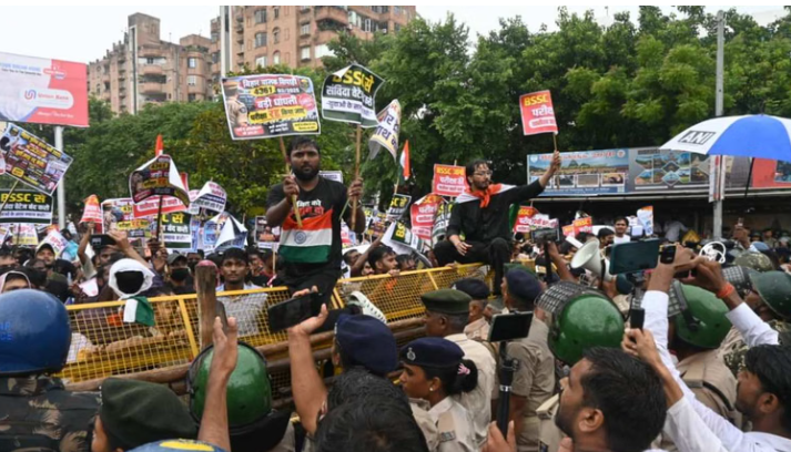 बिहार दारोगा भर्ती परीक्षा: सड़कों पर उतरे बड़ी संख्या में छात्र, बैरिकेडिंग तोड़ CM आवास की ओर बढ़े, पुलिस ने रोका