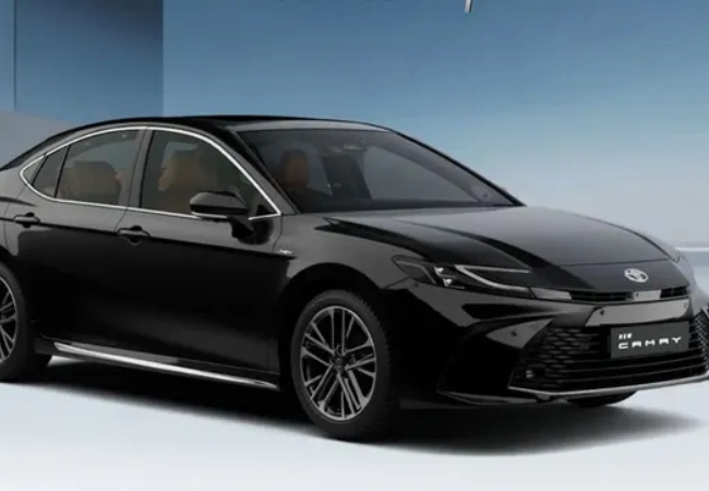 'Toyota Camry' कार खरीदना अब हुआ महंगा, कंपनी ने कीमतों में की ₹1.27 लाख तक की बढ़ोतरी