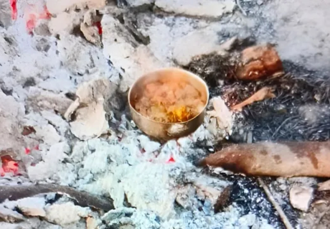 शाहजहांपुर में शर्मनाक कांड, श्मशान घाट पर जलती चिता पर पकाया चिकन और की शराब पार्टी... , एक आरोपी गिरफ्तार दो फरार