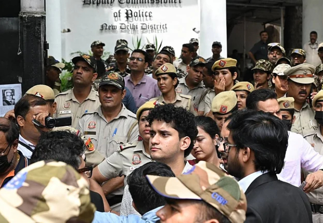 पार्लियामेंट स्ट्रीट थाने पर निशु आजाद संग पहुंचे सौरभ-रांका, स्वतंत्र भारद्वाज के गिरफ्तारी की मांग कर किया प्रदर्शन
