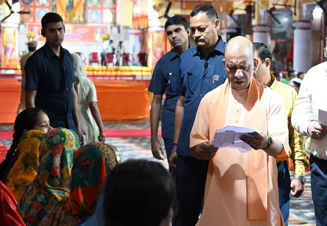 सीएम योगी ने किया जनता दर्शन, बोले- कब्जामुक्त कराएं जमीन, दबंगों को सिखाएं कानूनी सबक